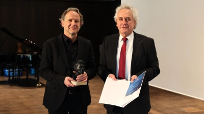  Landrat Helmut Petz (re.) gratulierte Michael Deppisch, der als erster Architekt überhaupt den Freisinger Kulturpreis verliehenbekam.  (Foto: Landratsamt Freising)