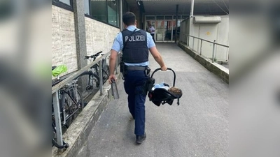 Dank guter Zusammenarbeit der Polizeien und des Bahnunternehmens konnte ein im Zug zurückgelassenes Kleinkind wohlbehalten der Familie zugeführt werden. (Symbolbild: Bundespolizei)
