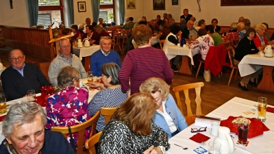 Der Saal des „Fischerbräu” war mit rund 140 Senioren gut gefüllt. Sie erlebten einen schönen Nachmittag. (Foto: Lex)