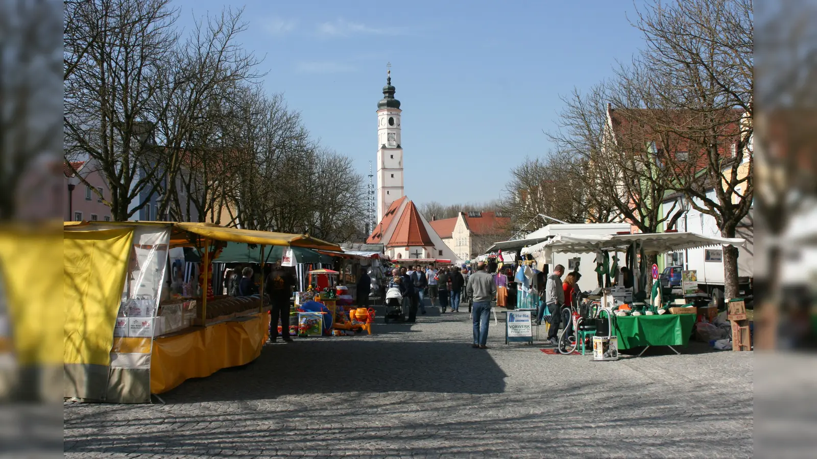 Viele Stände und Buden laden am Sonntag in Dorfen wieder zum Flanieren ein. (Foto: Stadt Dorfen)