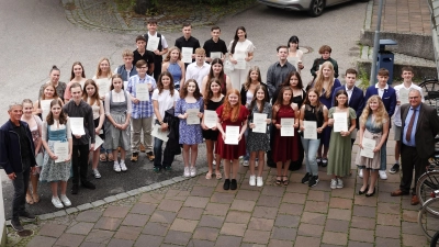 Insgesamt erhielten heuer 43 Absolventinnen und Absolventen aus verschiedenen Mittelschulen im Landkreis Erding eine Ehrung. (Foto: Landratsamt Erding)