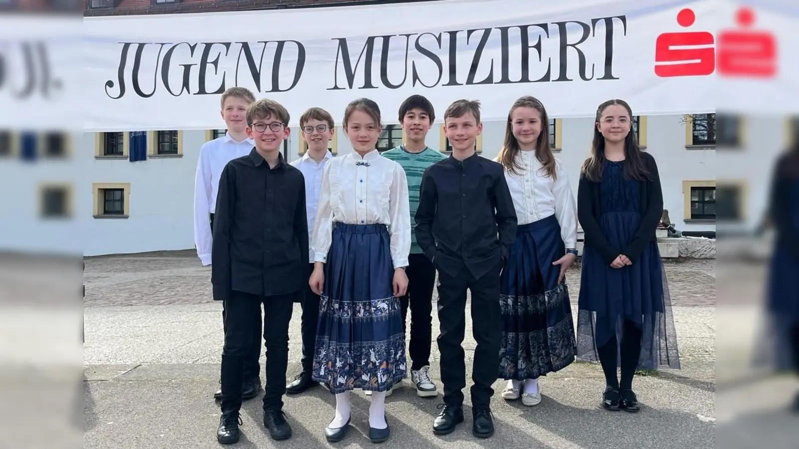 Die Preisträger der Altersgruppe II beim Landeswettbewerb in Kempten - von links: Kolja Gehring, Cornelius Pellmaier, Clemens Narizano, Alina Teschke, Levin Kaup, Samuel Seidenberger, Julia Paul, Kyna McCurdy (Foto: Musikschule)