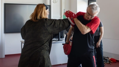 Erwin L. Kastl zeigt, wie man einen Angriff (hier den von Sabine Trettenbacher) abwehrt. (Foto: Katrin Dobler)