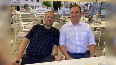 Inhaber Marc Schaurer (l) und Bürgermeister Anton Scherer sind stolz auf die bevorstehende Eröffnung. (Foto: red)