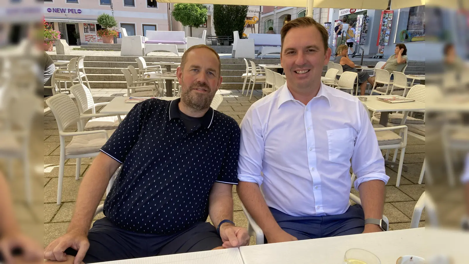 Inhaber Marc Schaurer (l) und Bürgermeister Anton Scherer sind stolz auf die bevorstehende Eröffnung. (Foto: red)