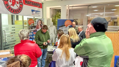 Seine Anhänger nutzten die Gelegenheit der Autogrammstunde, Erdings Box-Europameister Simon Zachenhuber nahe zu sein. (Foto: Raiffeisenbank)