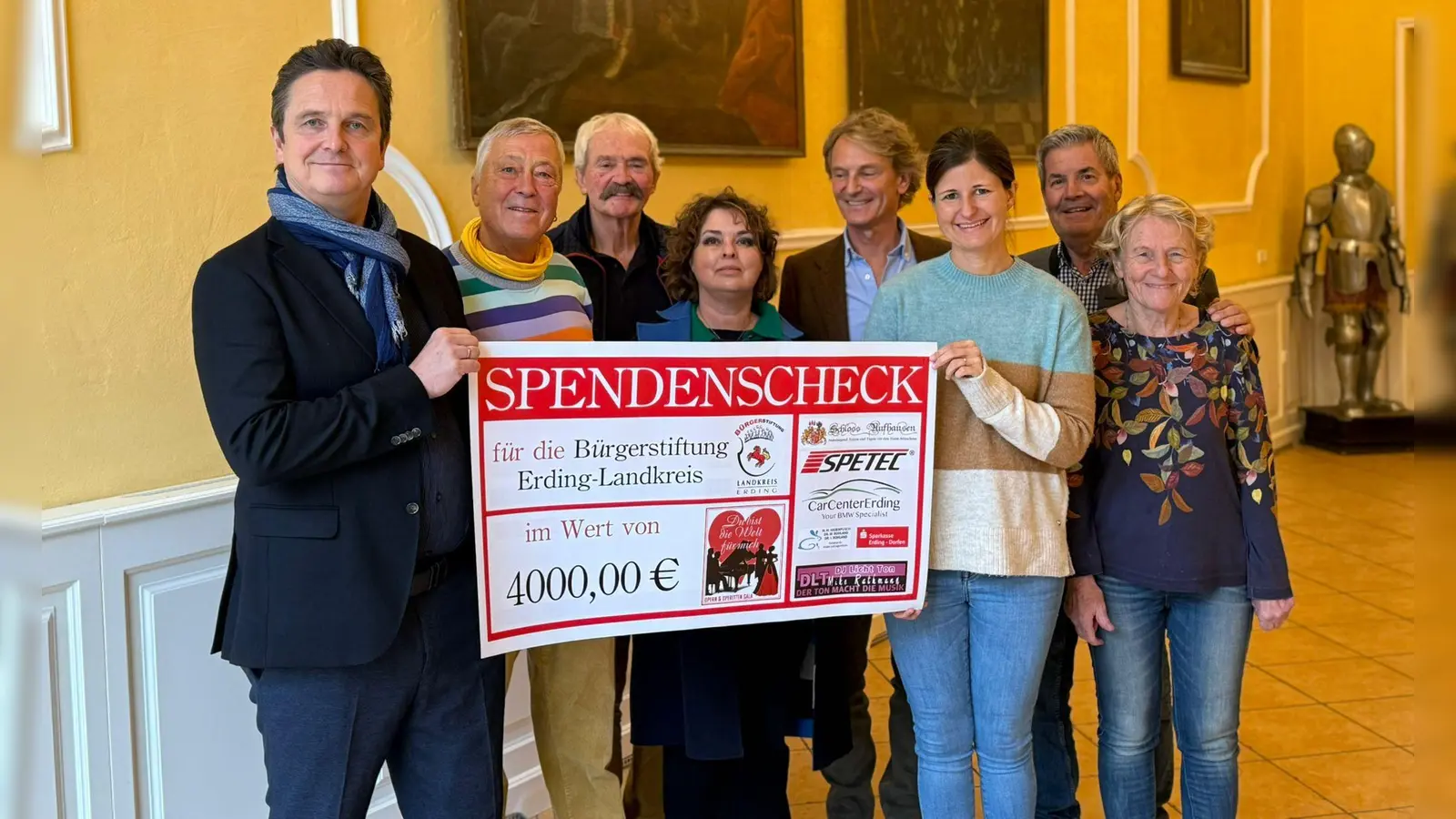 Tobias Pfülb, Mitinitiator und Sänger, Dr. Wolfram Rohland, Kinderarzt, Friedhelm Rickert, Fa. Spetec, Heike Puzicha, Organisation und Gästebetreuung, Georg Frhr. von Hammerstein, Schloss Aufhausen, Janine Altheimer, Vorsitzende des Stiftungsrates der Bürgerstiftung im Landkreis Erding, Giorgio Zolyniak, Veranstalter, Dr. Ingrid Rohland, Kinderärztin. (Foto: chö)