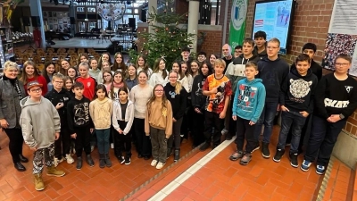 Kathrin Lang, Betreuerin des P-Seminars Schulkooperation am Gymnasium Dorfen, mit Schülern des P-Seminars und der Grund- und Mittelschule Buchbach bei ihrem Besuch am Gymnasium Dorfen. (Foto: Gymnasium Dorfen)