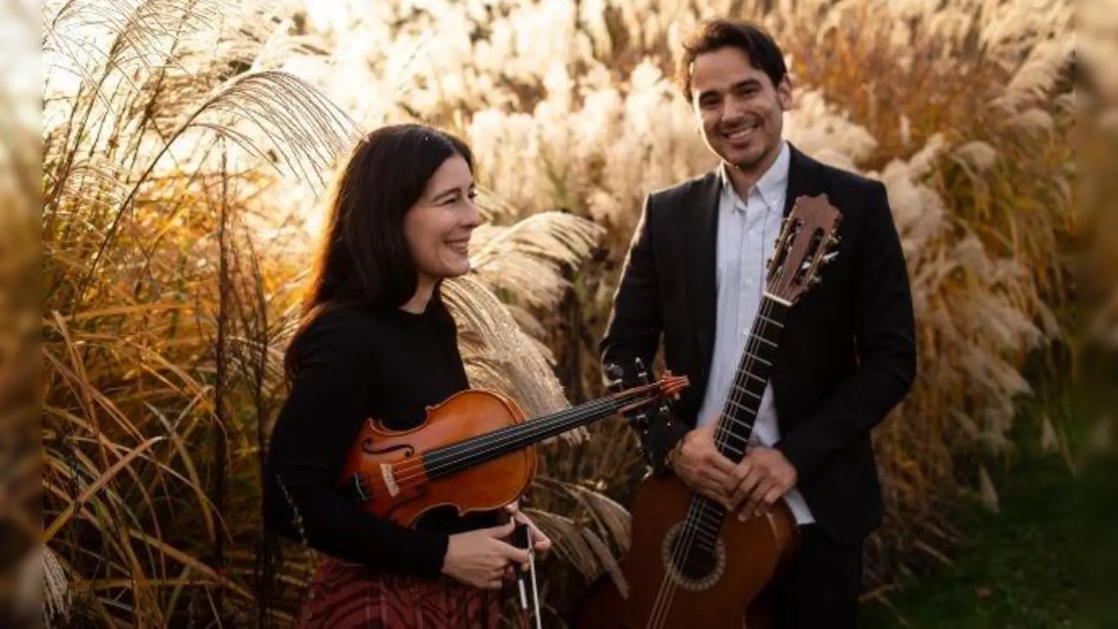 Leonie Herteux und Javier Santafe Urbina konzertieren zusammen mit Daniel Kuen im Schafhof. (Foto: Theresa Setzer)