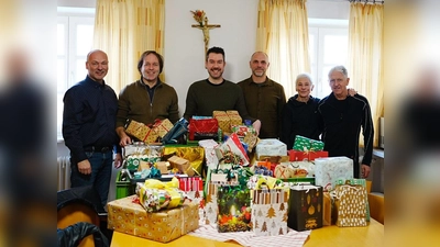 Wolfgang Erl freut sich mit Harald Bronold, Florian Leimbeck, Christian Marr, Ottilie Freund und Winfried Kretschmer über die Päckchen (v.l.). (Foto: Trisport Erding e.V.)