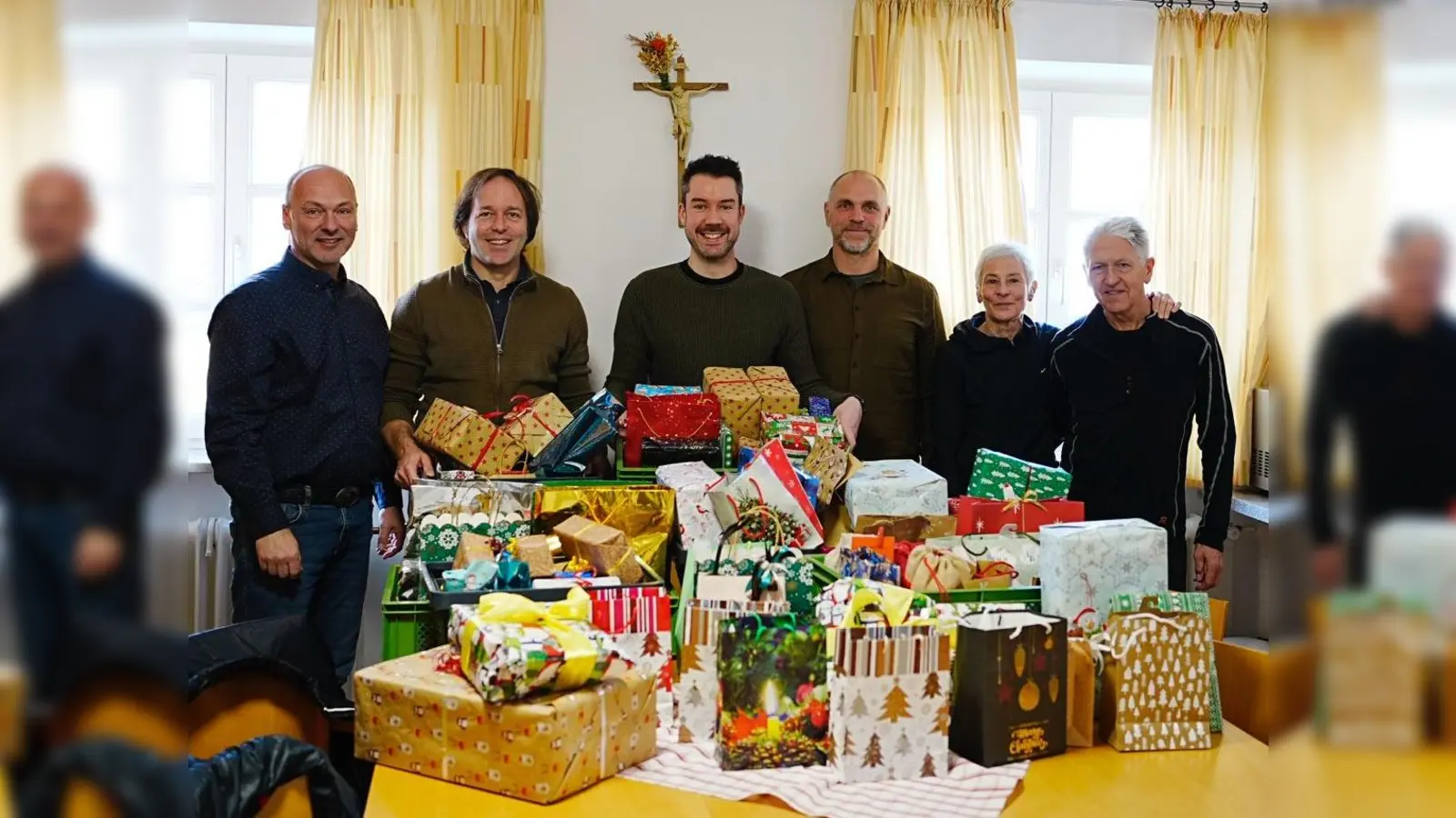 Wolfgang Erl freut sich mit Harald Bronold, Florian Leimbeck, Christian Marr, Ottilie Freund und Winfried Kretschmer über die Päckchen (v.l.). (Foto: Trisport Erding e.V.)