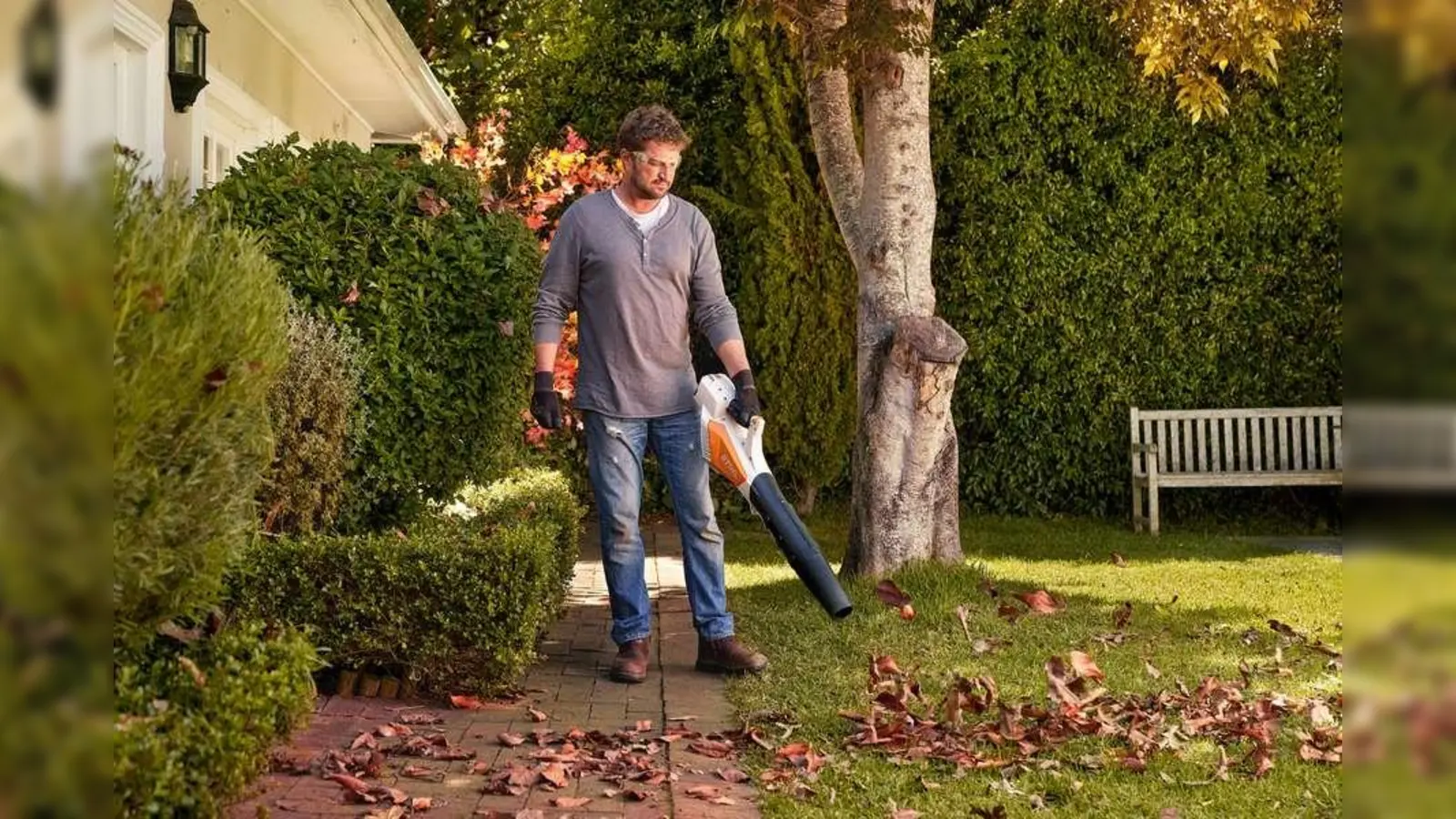 Rasenflächen lassen sich mit einem Akku-Blasgerät schnell von Laub befreien. So kann das Gras weiter atmen und es bildet sich kein Schimmel. (Foto: djd/STIHL)