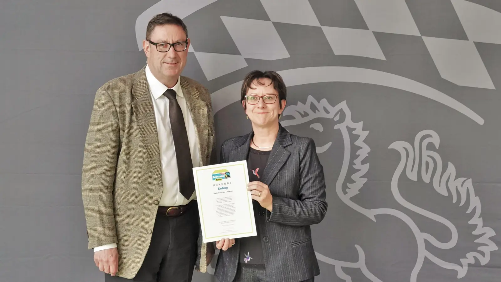 Doris Fähr, die neue Leiterin der Steuerungsgruppe „Fairtrade-Landkreis Erding“ und Erdings Landrat Martin Bayerstorfer. (Foto: Landratsamt Erding)