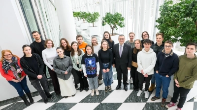 Staatsminister Dr. Florian Herrmann nahm sich persönlich Zeit für die Camerloher Schülerinnen und Schüler. (Foto: Bayerische Staatskanzlei)