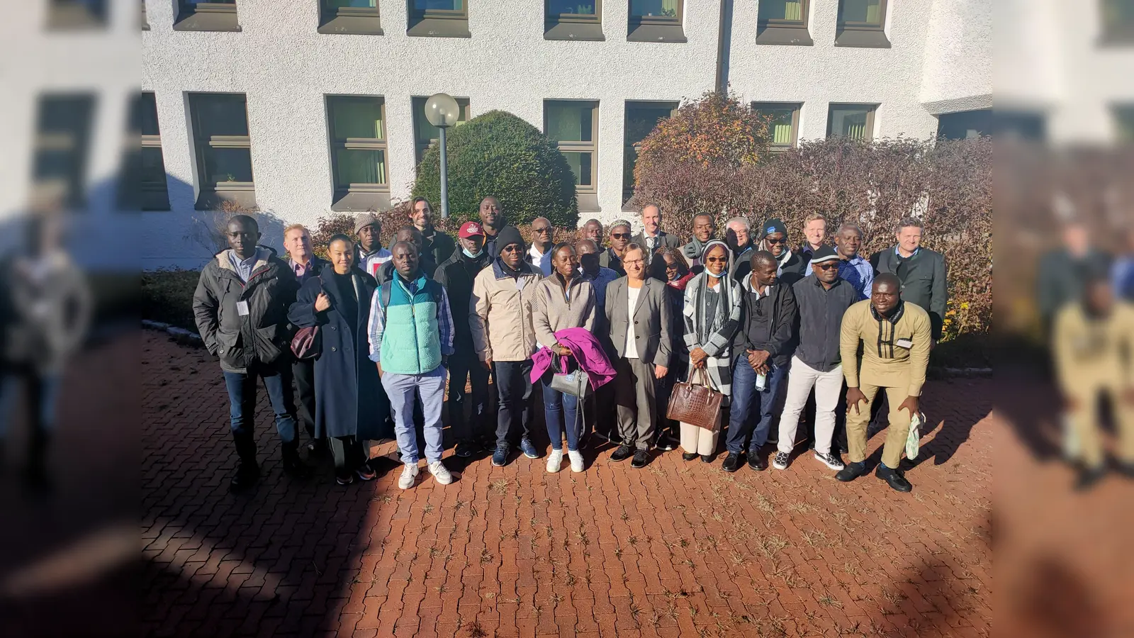 Die Reisegruppe von der Elfenbeinküste mit Gastgebern vor dem Amt für Ernährung, Landwirtschaft und Forsten am Standort Erding. (Foto: Michaela Selbig/AELF Ebersberg-Erding)