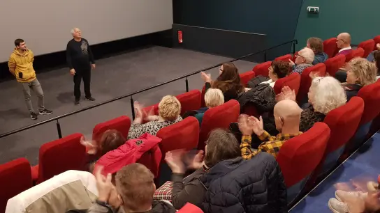 Filmemacher Luca Gallo und Erich Peinelt, 1. Vorstand der VSG, luden die Mitglieder zu einer anrührenden Review ins Cineplex Erding. (Foto: VSG )