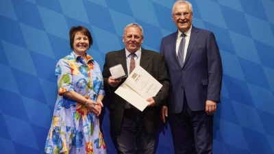 Innenminister Joachim Herrmann (r) und Verbandspräsidentin Diana Stachowitz überreichten Martin Hofmair (Mitte) für seine Leistungen die Ehrenmedaille. (Foto: RGSV Moosburg)
