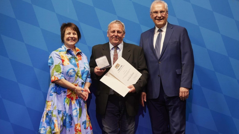 Innenminister Joachim Herrmann (r) und Verbandspräsidentin Diana Stachowitz überreichten Martin Hofmair (Mitte) für seine Leistungen die Ehrenmedaille. (Foto: RGSV Moosburg)