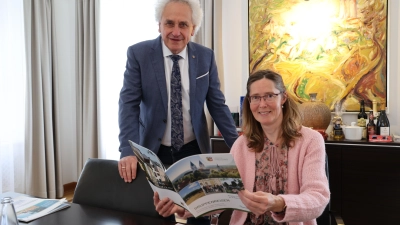 Tourismusreferentin Martina Mayer und Landrat Helmut Petz präsentierten die Tourismus-Statistik 2023 des Landkreises Freising und die neue Broschüre für Gruppenreisen. (Foto: LRA Freising)
