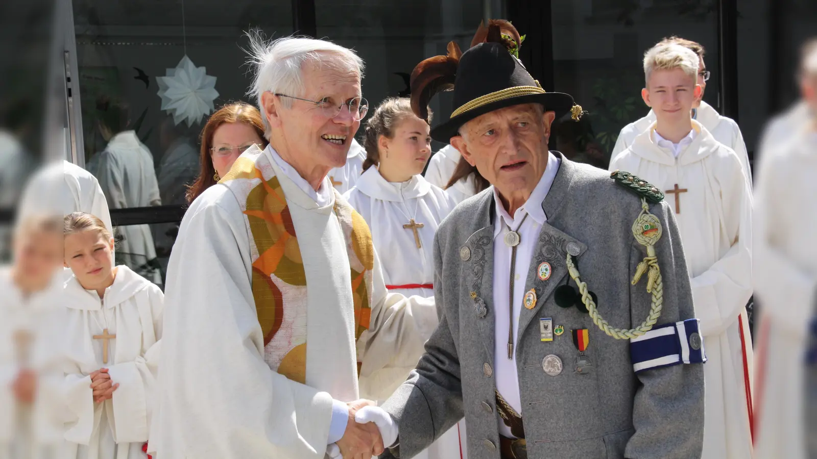 Der beliebte Pfarrer Wolfgang Lanzinger wurde unter anderem von Schützenmeister Günther Maisberger herzlich verabschiedet. (Foto: Ernest Lang)