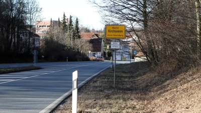 Die Bundesstraße 304 läuft direkt durch und entlang der Kirchseeoner Ortsteile.  (Foto: Anne Wild)