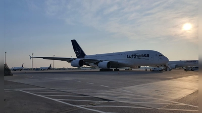 Startbereit für die Osterreisewelle, der A 380. (Foto: jhö)