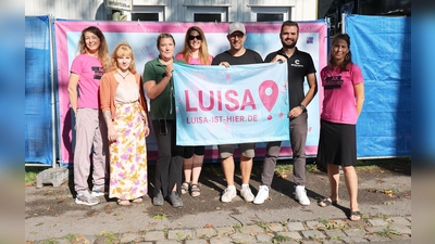 Luisa ist hier auf dem Freisinger Volksfest: Regina Cordary (v.li.), Sarah Gassner (beide AK Mädchen), Festwirtin Nadine Mörz, NataljaCyborra (AK Mädchen), Bernhard Soller (Schrödl’s), Patrick Dollacker (Nachti Freising) und Gisela Rösch (AK Mädchen) machen auf die Aktion „Luisa ist hier!“ auf dem Freisinger Volksfest aufmerksam. (Foto: LRA Freising)