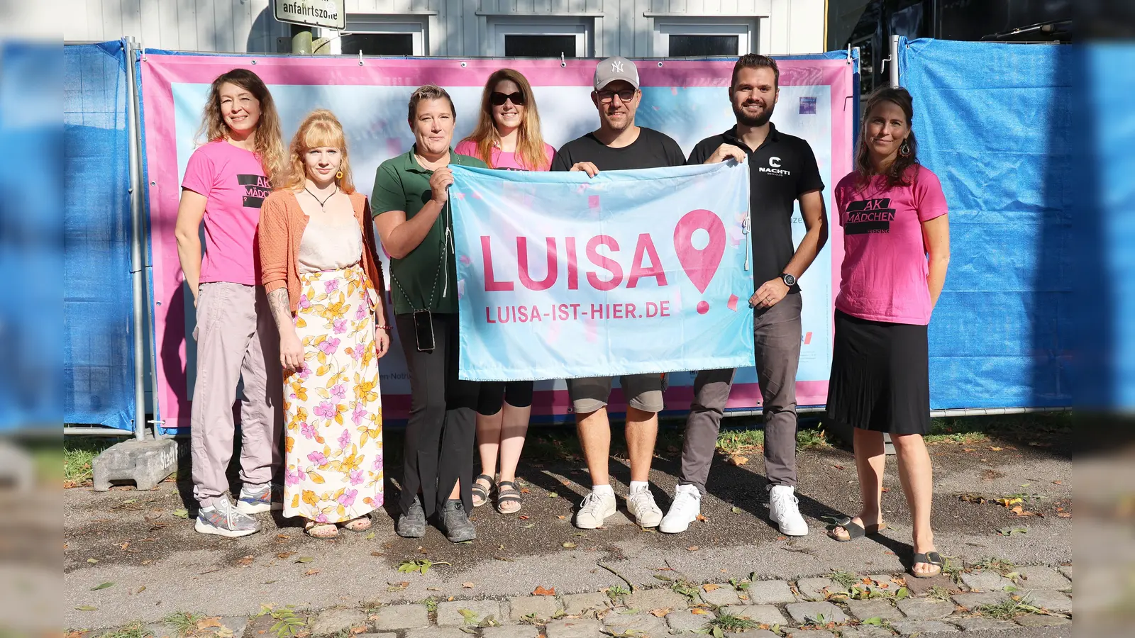 Luisa ist hier auf dem Freisinger Volksfest: Regina Cordary (v.li.), Sarah Gassner (beide AK Mädchen), Festwirtin Nadine Mörz, NataljaCyborra (AK Mädchen), Bernhard Soller (Schrödl’s), Patrick Dollacker (Nachti Freising) und Gisela Rösch (AK Mädchen) machen auf die Aktion „Luisa ist hier!“ auf dem Freisinger Volksfest aufmerksam. (Foto: LRA Freising)