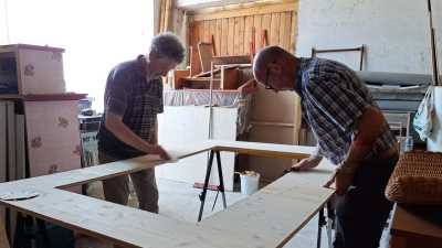 Fritz Isenmann (li.) und Joachim Böffgen fertigten mit weiteren Helfern die Bühne in Pfrombach, wo das Lager der Bühne Moosburg ist. (Foto: M. John)