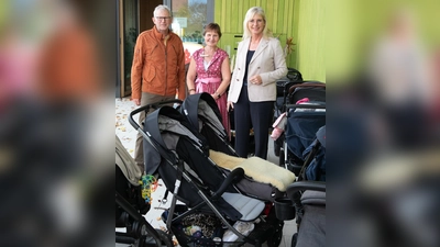 Familienministerin Ulrike Scharf mit Bürgermeister Franz Hörmann und der Leiterin der Kita, Gabriele Cilsik. (Foto: StMAS/Tina Nötel)