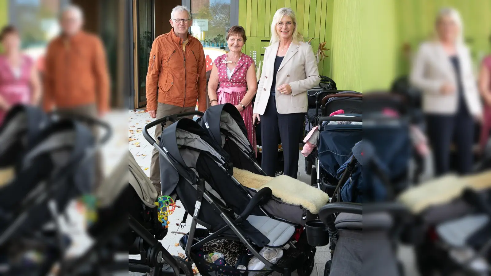 Familienministerin Ulrike Scharf mit Bürgermeister Franz Hörmann und der Leiterin der Kita, Gabriele Cilsik. (Foto: StMAS/Tina Nötel)