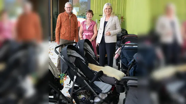 Familienministerin Ulrike Scharf mit Bürgermeister Franz Hörmann und der Leiterin der Kita, Gabriele Cilsik. (Foto: StMAS/Tina Nötel)