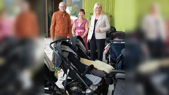 Familienministerin Ulrike Scharf mit Bürgermeister Franz Hörmann und der Leiterin der Kita, Gabriele Cilsik. (Foto: StMAS/Tina Nötel)