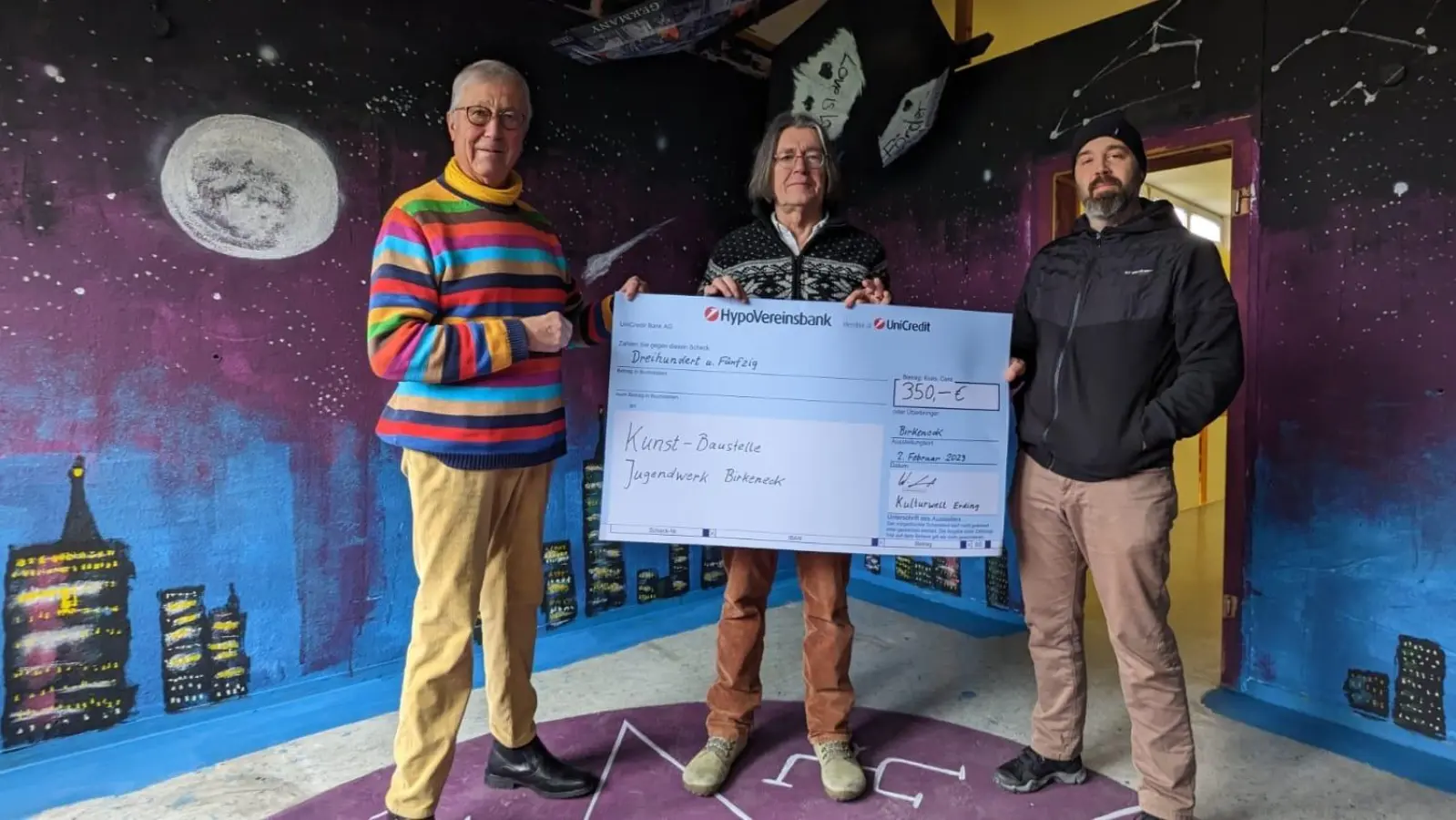 Spende für die Kunstbaustelle: Mit dem Geld für neue Farben sollen neue Projekte umgesetzt werden (v. li.: Dr. Wolfram Rohland, Harald Riemann, Tin Paripovic). (Foto: privat)