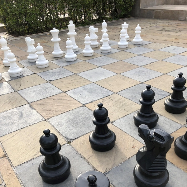 Schach spielen macht nicht nur Spaß, sondern fördert auch die Konzentrationsfähigkeit und beugt Demenz vor.  (Foto: hw)
