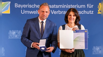 Umweltminister Thorsten Glauber überreichte die Bayerische Staatsmedaille für herausragende Verdienste um Natur-, Umwelt- und Klimaschutz an Gabriele Lindinger aus Wörth (Landkreis Erding). (Foto: StMUV)