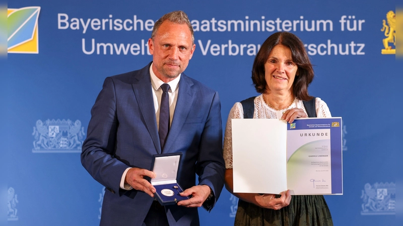 Umweltminister Thorsten Glauber überreichte die Bayerische Staatsmedaille für herausragende Verdienste um Natur-, Umwelt- und Klimaschutz an Gabriele Lindinger aus Wörth (Landkreis Erding). (Foto: StMUV)