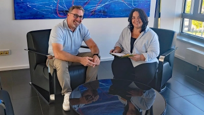 Vorsitzender Jürgen Loher und die WuS-Beauftragte Sosa Balderanou besprechen die Organisation der Aktion Goldenes Herz. (Foto: Danuta Pfanzelt)