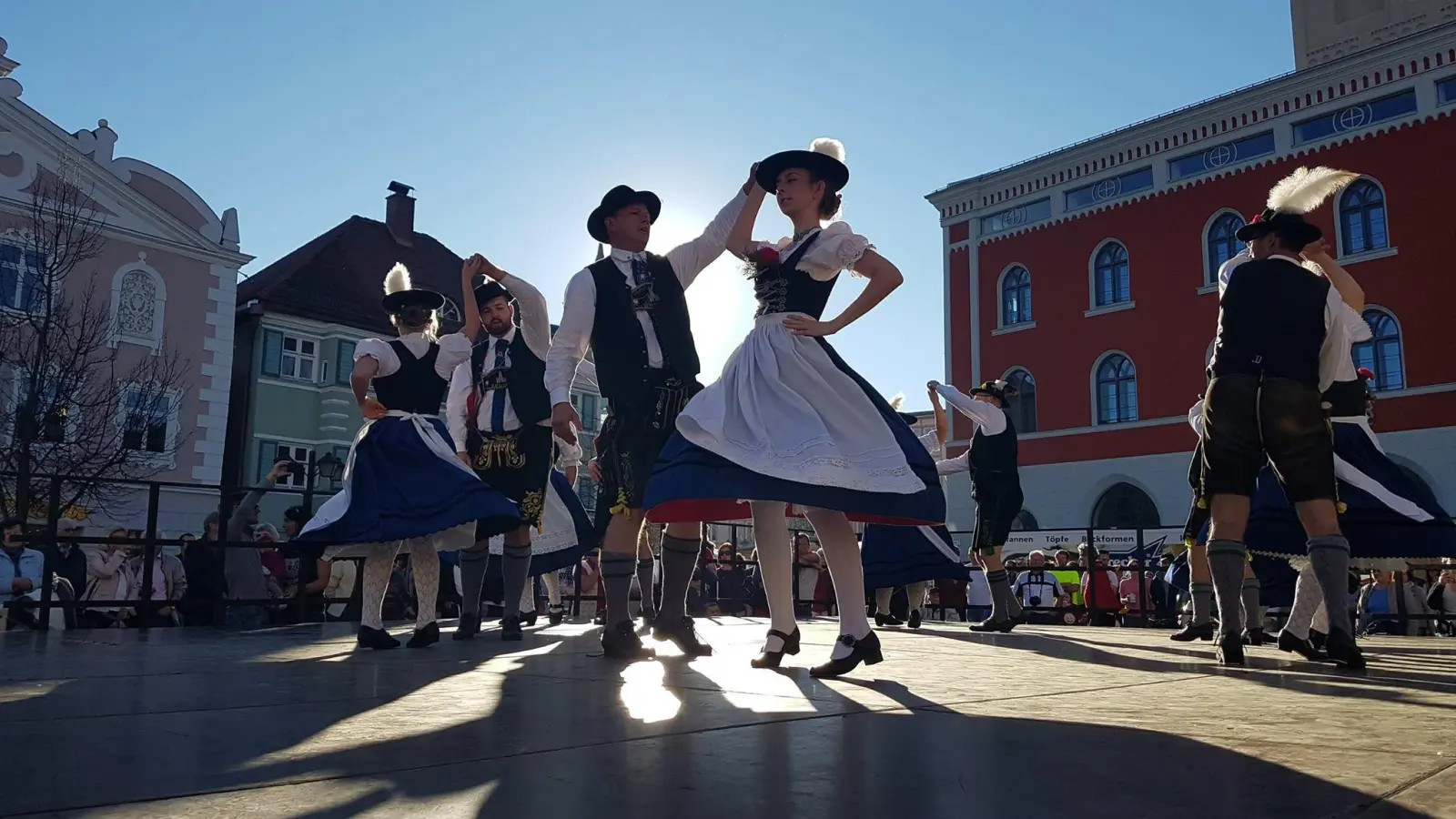 Die Tanzaufführung vom Edelweiß-Stamm Erding ist ein Besuchermagnet. (Foto: W. Kraus)