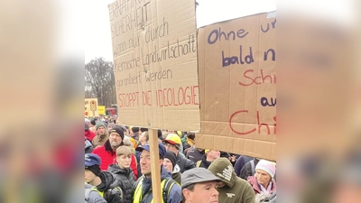 Landwirte brachten ihren Unmut unmissverständlich zum Ausdruck. (Foto: Bruckmeier)