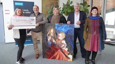 Diana Steinle, Harry Seeholzer, Dominika Andryszcak-Bury, weiterer stellv. Landrat Rainer Mehriner und Gleichstellungsbeauftragte Sabine Trettenbacher bei der Scheckübergabe. (Foto: LRA)