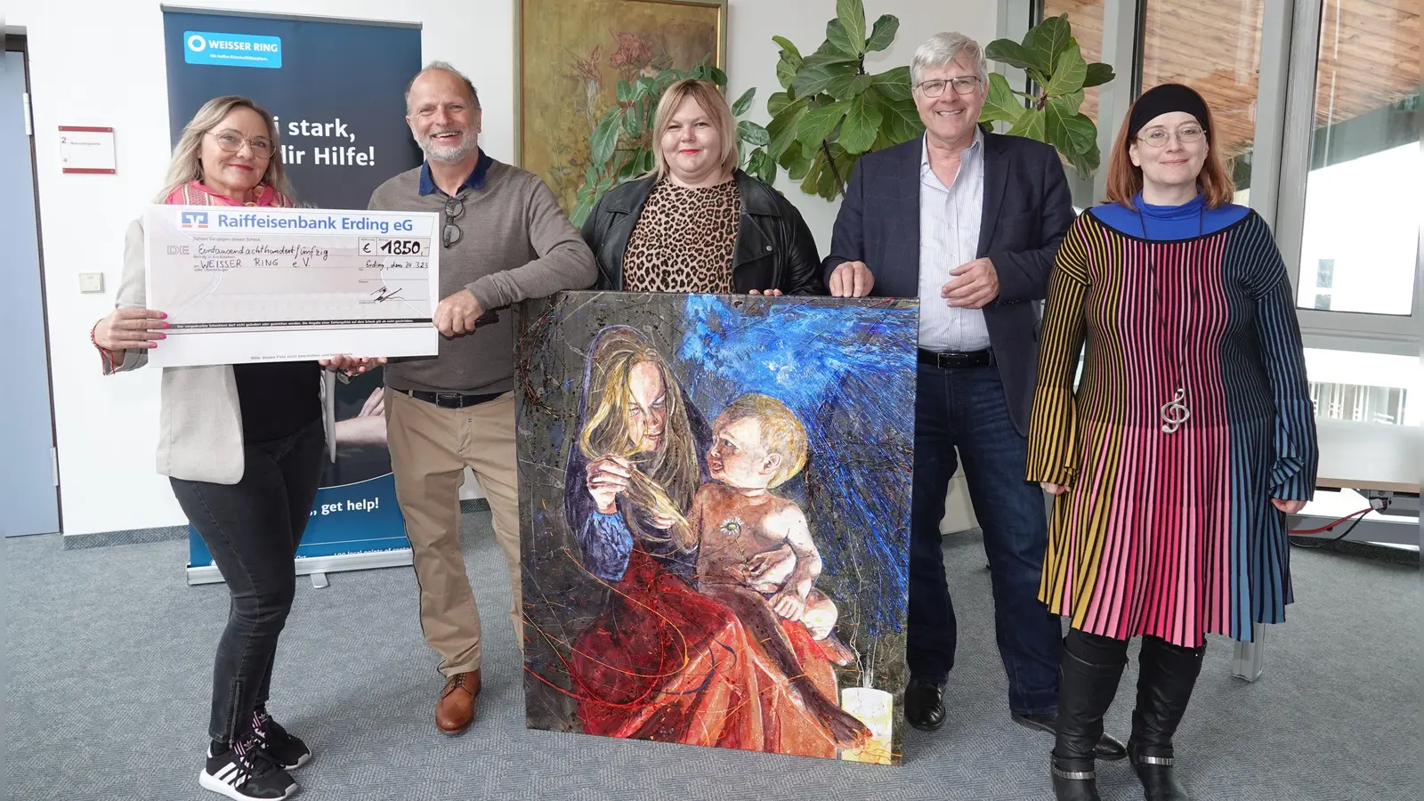 Diana Steinle, Harry Seeholzer, Dominika Andryszcak-Bury, weiterer stellv. Landrat Rainer Mehriner und Gleichstellungsbeauftragte Sabine Trettenbacher bei der Scheckübergabe. (Foto: LRA)