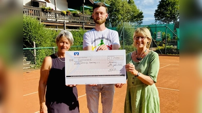 TC Zorneding Vorständinnen Barbara Liebich (links) und Susanne Obermaier (rechts), überreichten die Spende in Höhe von 1.000 Euro an Dominik Bogensperger von der Kinderkrebshilfe Ebersberg e.V.. (Foto: Mark Dietrich)