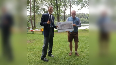 Viele Gratulanten hatten sich eingefunden. So überreichte der Moosacher Bürgermeister Michael Eisenschmid einen Scheck über 250 Euro.  (Foto: brk)
