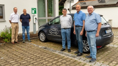 Der Vorstand des Vereins Carsharing Erding hat mit Bürgermeister Peter Deischl (Zweiter von rechts) den Startschuss für das Carsharing-Projekt in Pastetten gegeben. (Foto: Verein)
