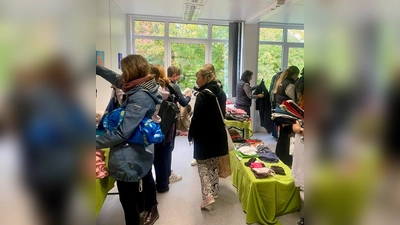 Großer Andrang bei der Kleidertauschaktion im Mütterzentrum. (Foto: Erdinger Zukunft)