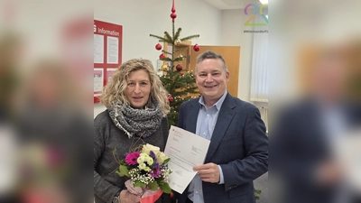 Regionalleiter Peter Schneider überbrachte der glücklichen Gewinnerin Anneliese Gebauer die gute Nachricht. (Foto: Sparkasse Erding-Dorfen)