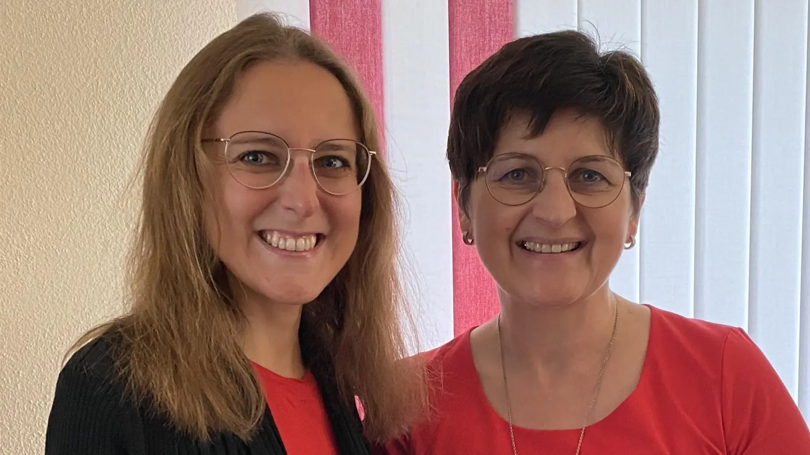 Nina Hieronymus (Kreisvorsitzende) gratuliert Margit Niedermaier (re.) zur Wahl. (Foto: Frauen-Union Erding)