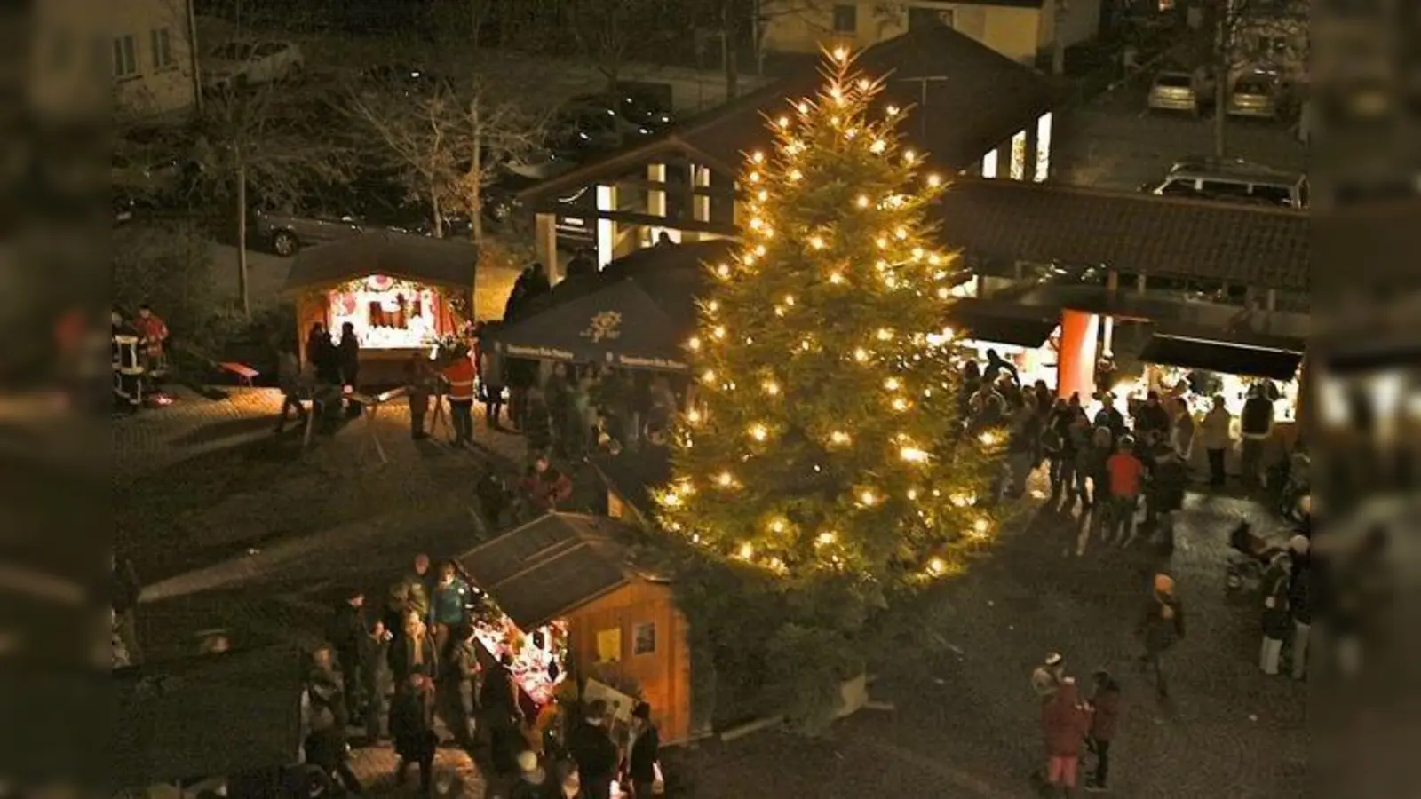 Traditionell findet der Adventsmarkt auf dem Rathausplatz in Neufinsing statt. (Foto: Franz X. Peischl)