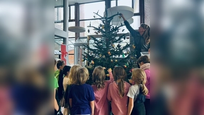 Die Kinder der Mittagsbetreuung schmücken den Weihnachtswunschbaum im Rathaus-Foyer. (Foto: Markt MArkt Schwaben)